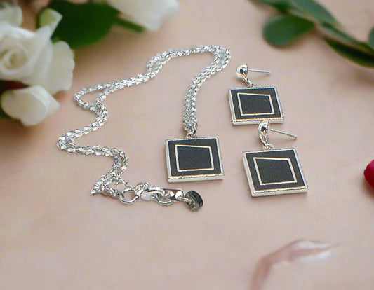 https://www.artistryjewelry.net/products/exciting-geo-necklace-set-128