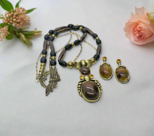 https://www.artistryjewelry.net/products/charming-vintage-romance-necklace-set