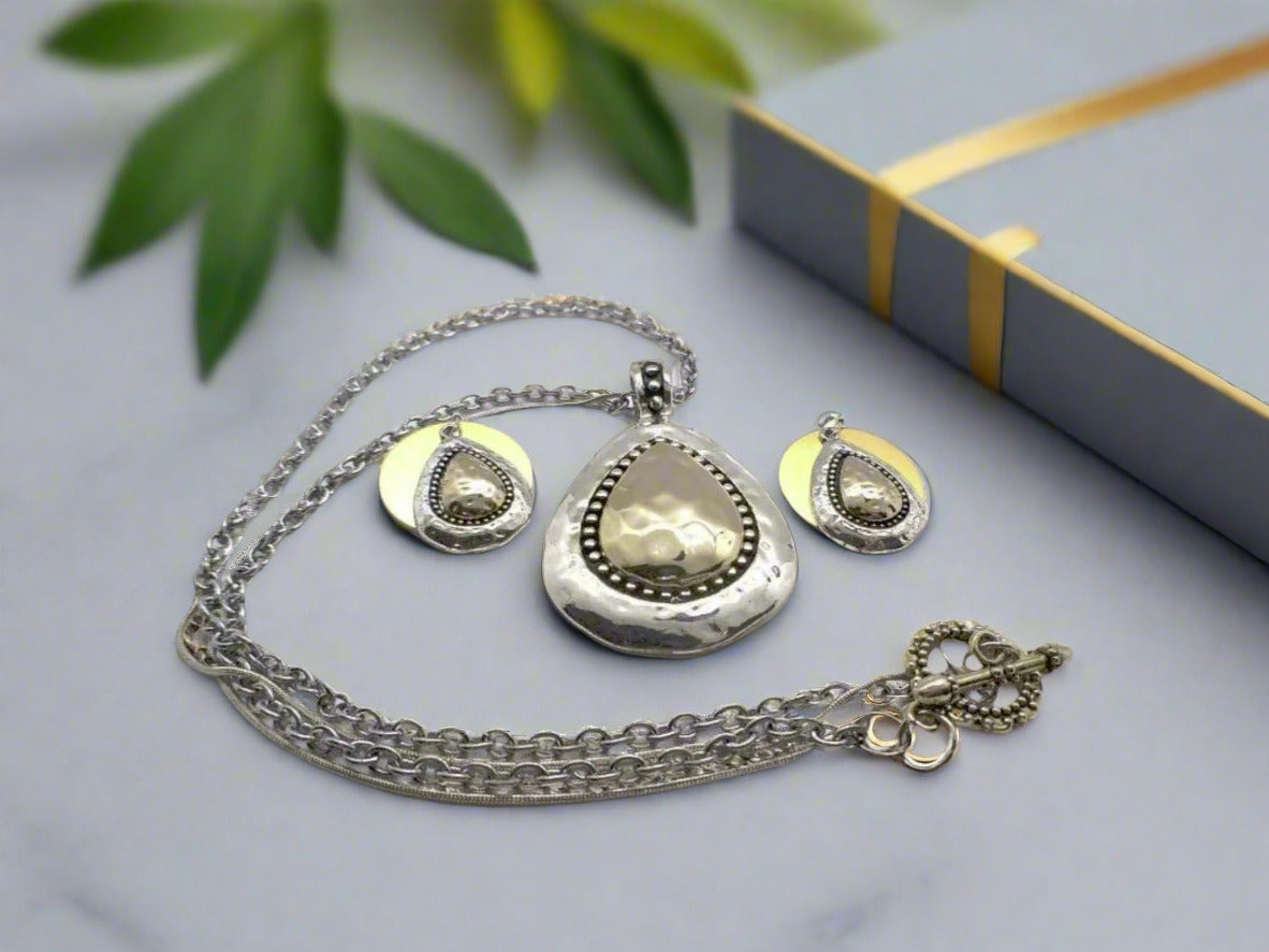 https://www.artistryjewelry.net/products/lovely-silver-beauty-necklace-set