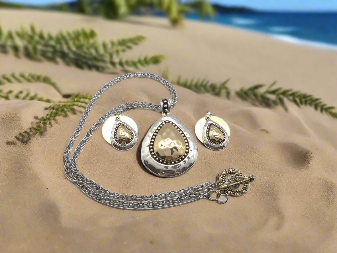 https://www.artistryjewelry.net/products/lovely-silver-beauty-necklace-set