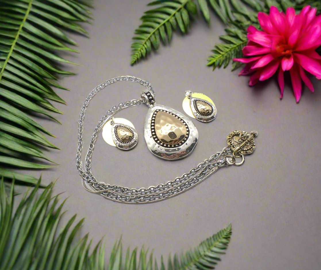 https://www.artistryjewelry.net/products/lovely-silver-beauty-necklace-set