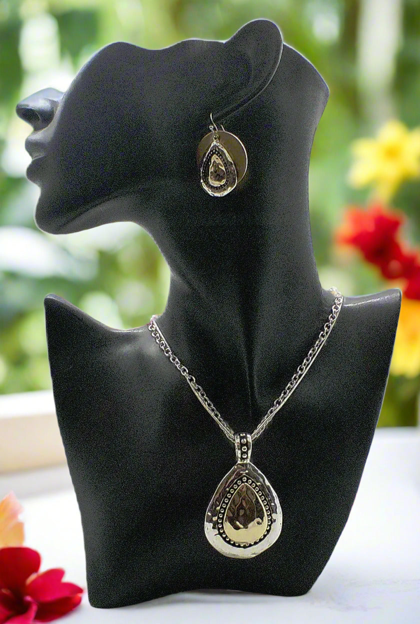 https://www.artistryjewelry.net/products/lovely-silver-beauty-necklace-set