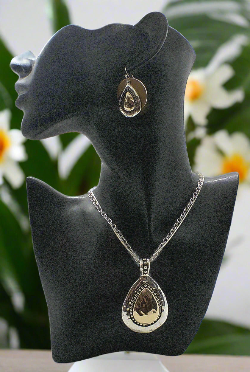 https://www.artistryjewelry.net/products/lovely-silver-beauty-necklace-set