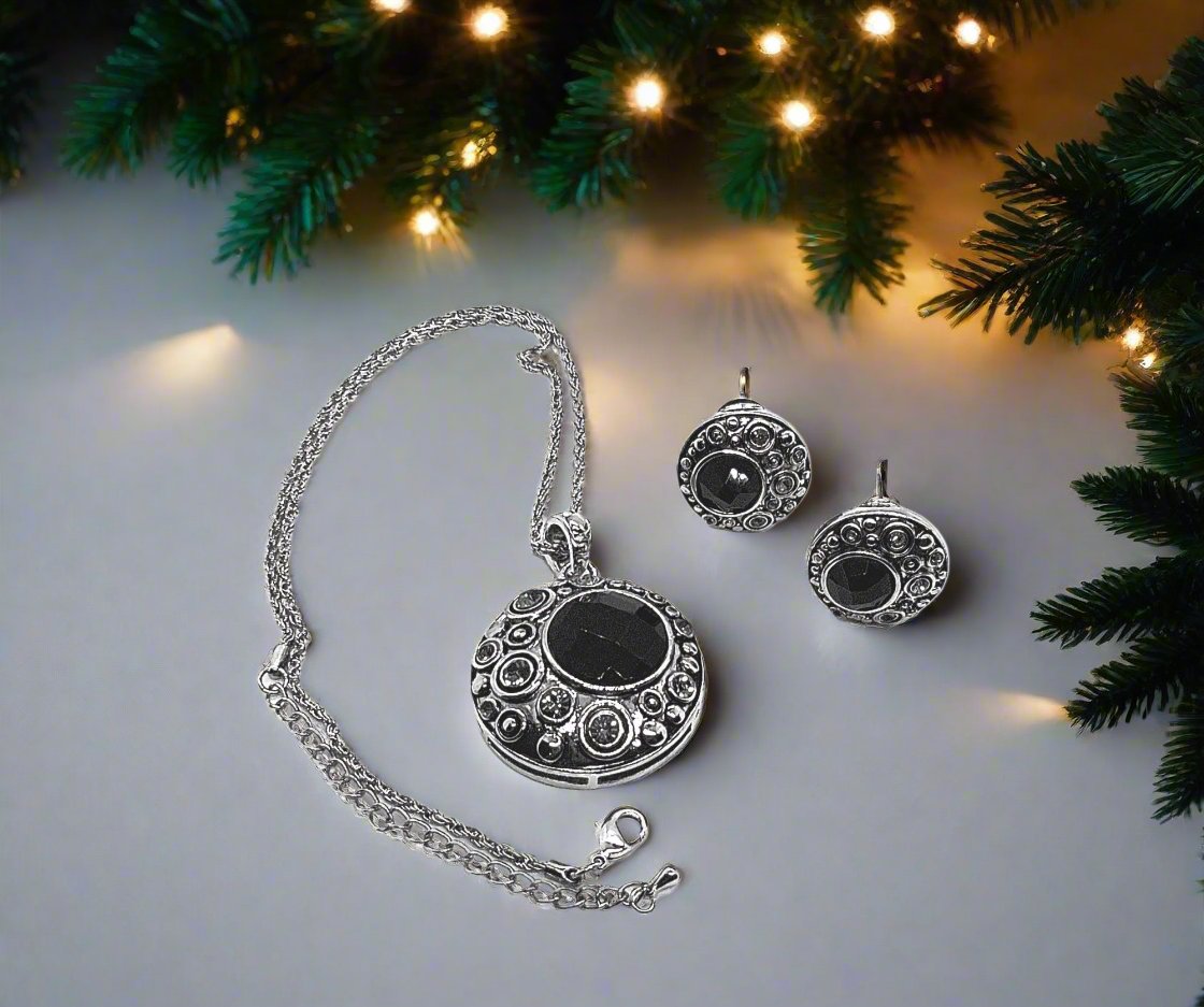 https://www.artistryjewelry.net/products/elegant-black-and-silver-necklace-set