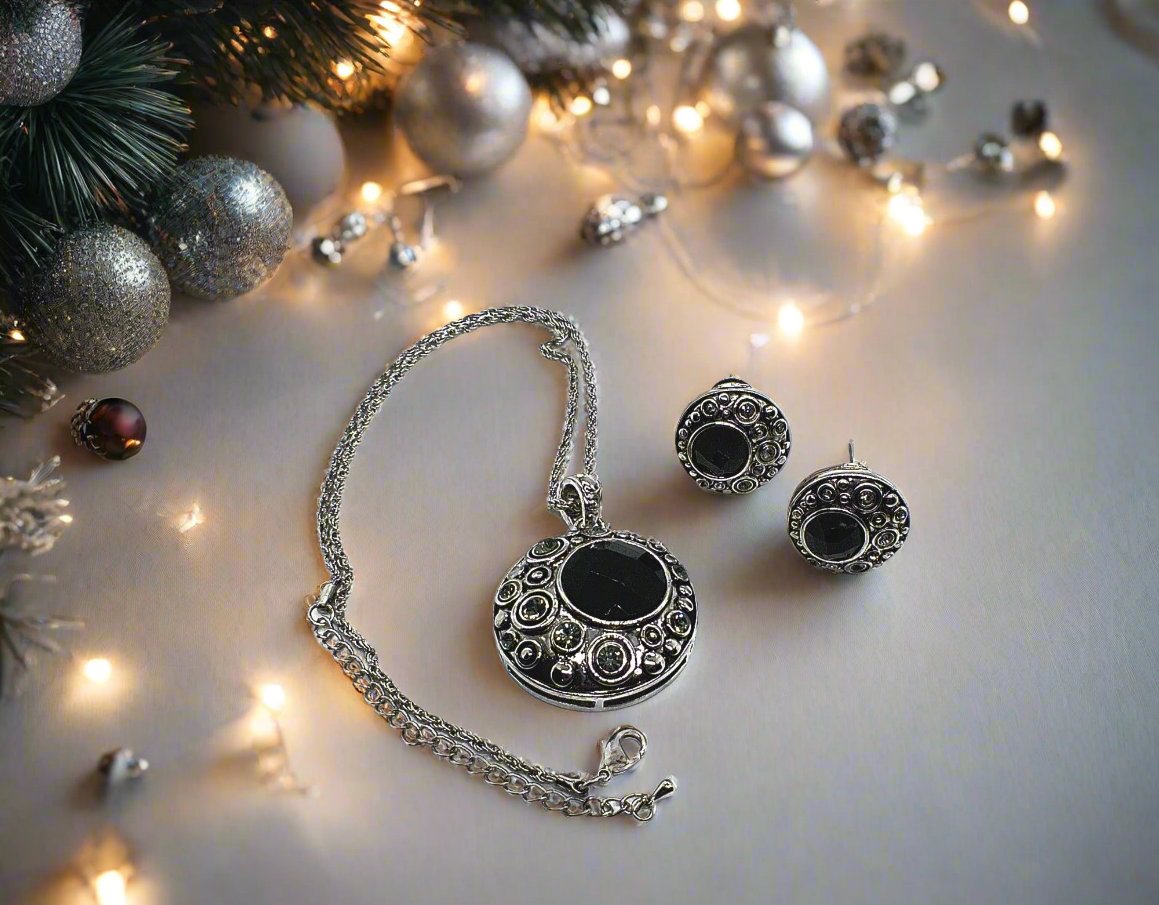 https://www.artistryjewelry.net/products/elegant-black-and-silver-necklace-set