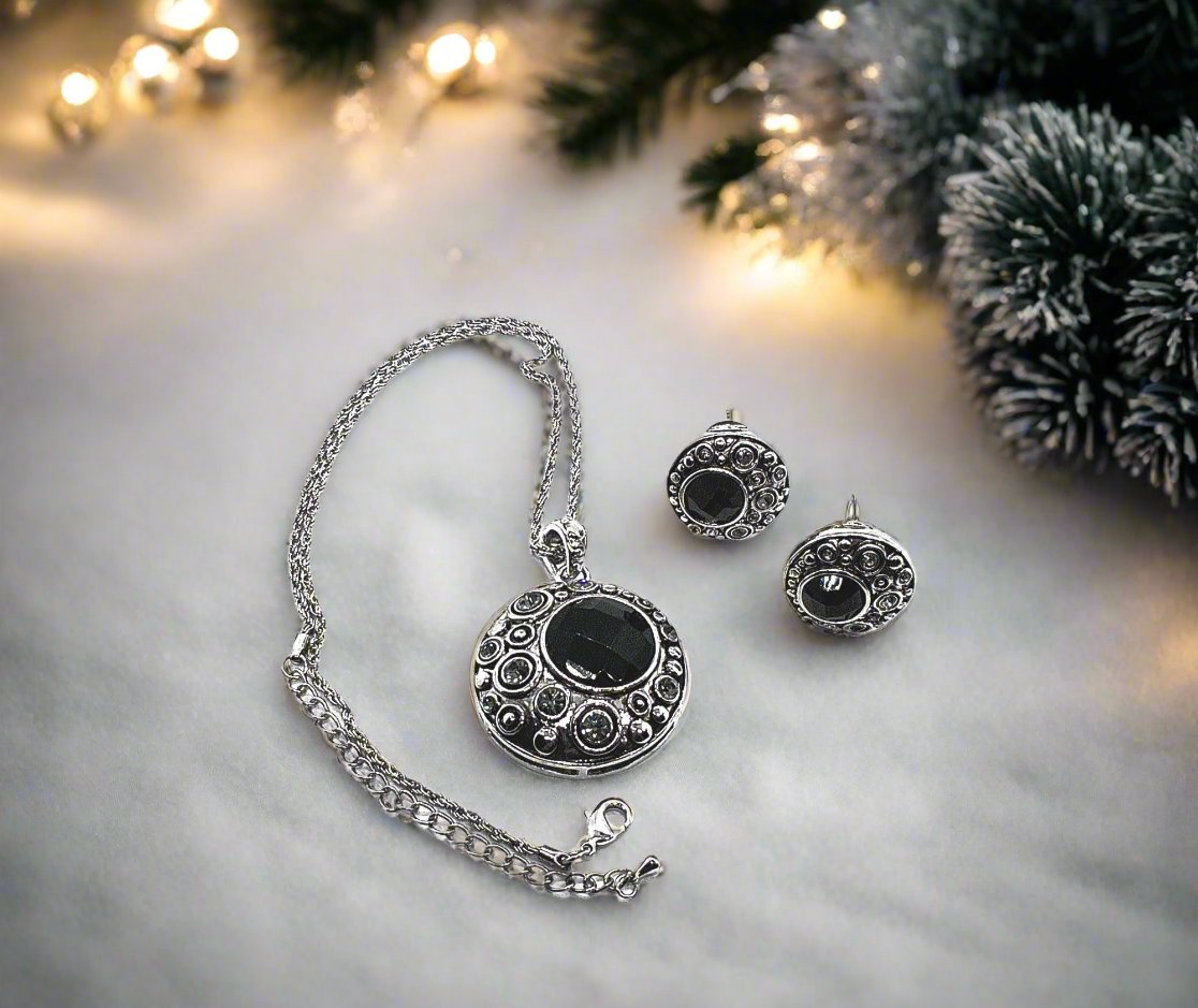 https://www.artistryjewelry.net/products/elegant-black-and-silver-necklace-set