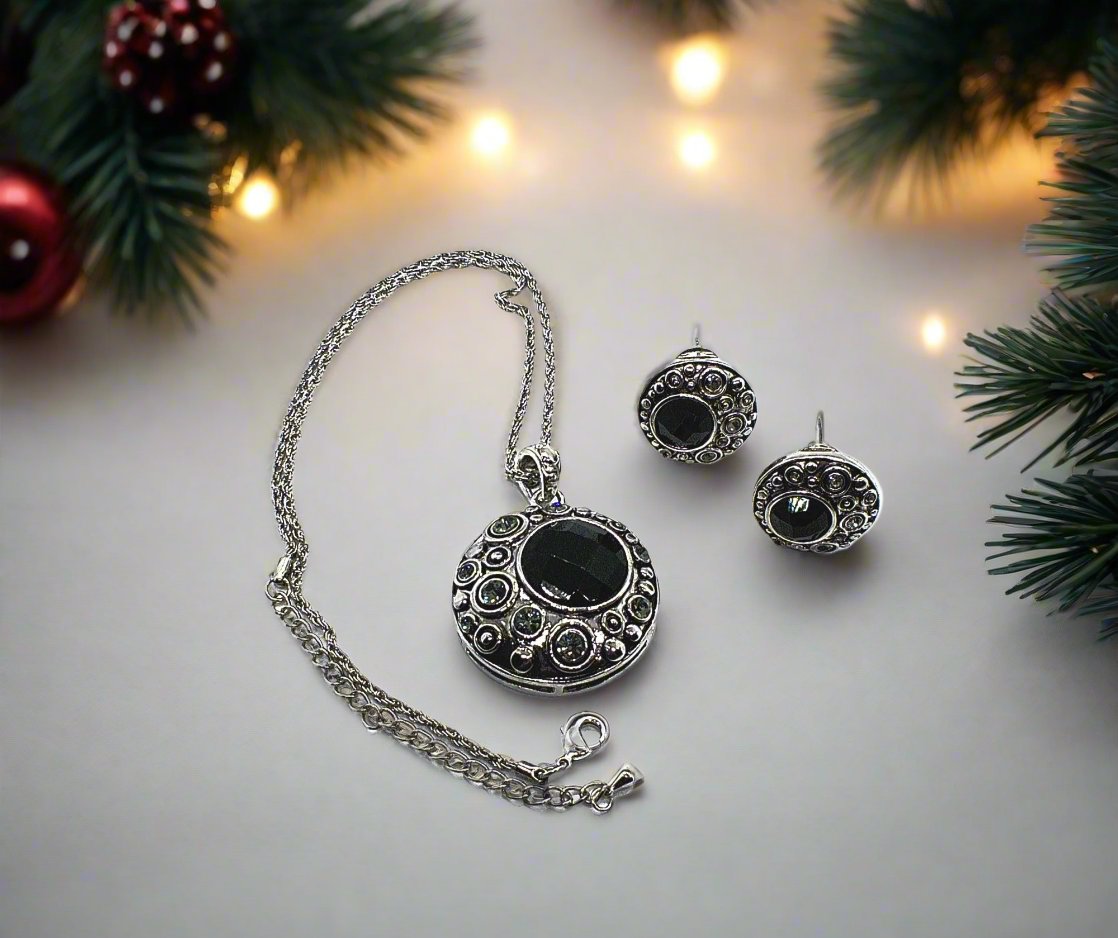 https://www.artistryjewelry.net/products/elegant-black-and-silver-necklace-set