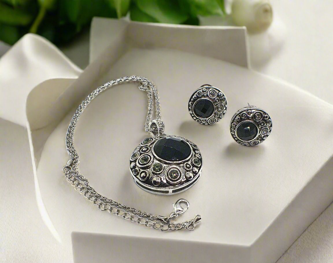 https://www.artistryjewelry.net/products/elegant-black-and-silver-necklace-set