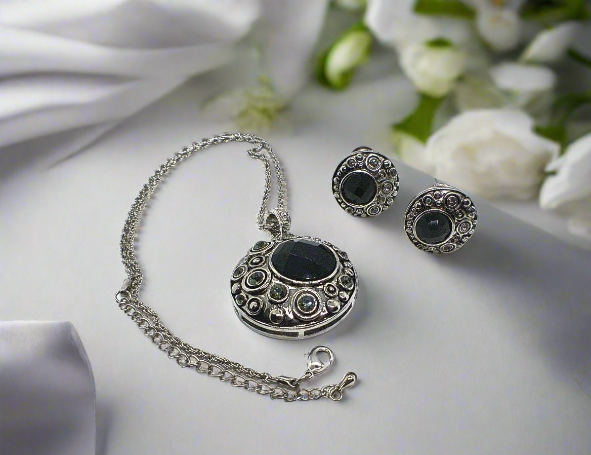 https://www.artistryjewelry.net/products/elegant-black-and-silver-necklace-set