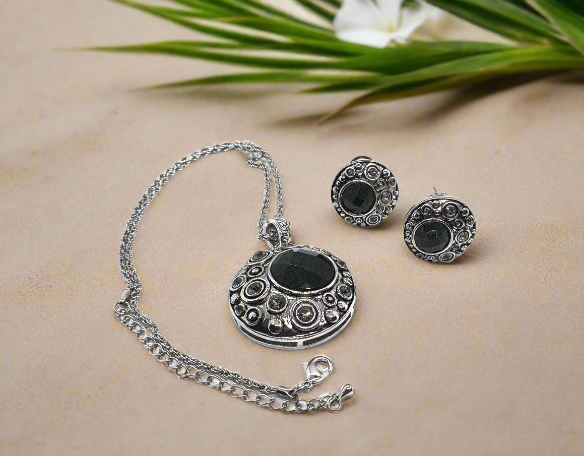 https://www.artistryjewelry.net/products/elegant-black-and-silver-necklace-set