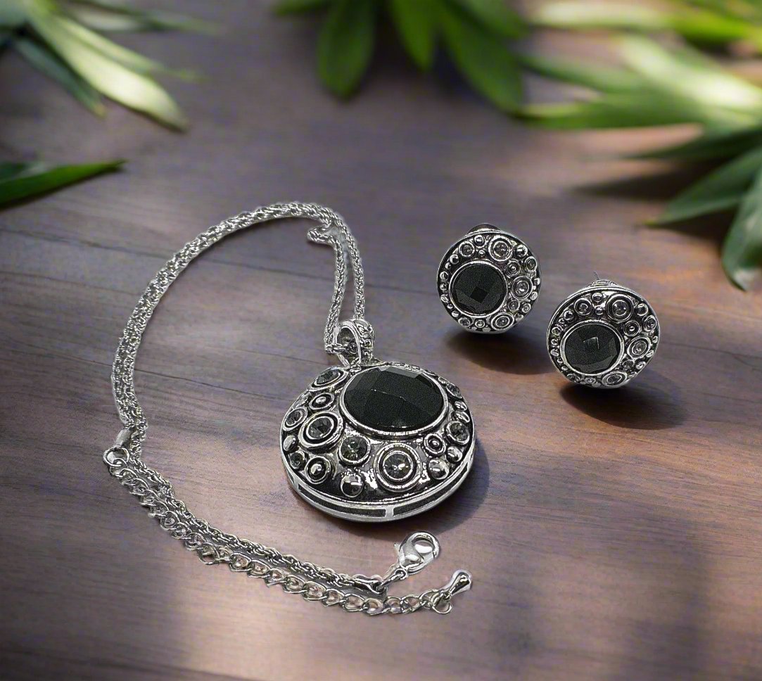 https://www.artistryjewelry.net/products/elegant-black-and-silver-necklace-set