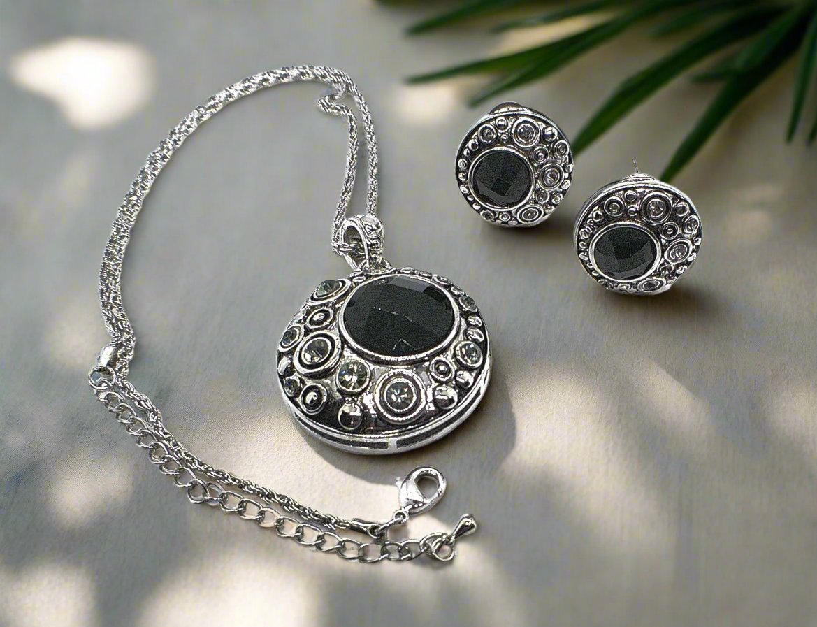 https://www.artistryjewelry.net/products/elegant-black-and-silver-necklace-set