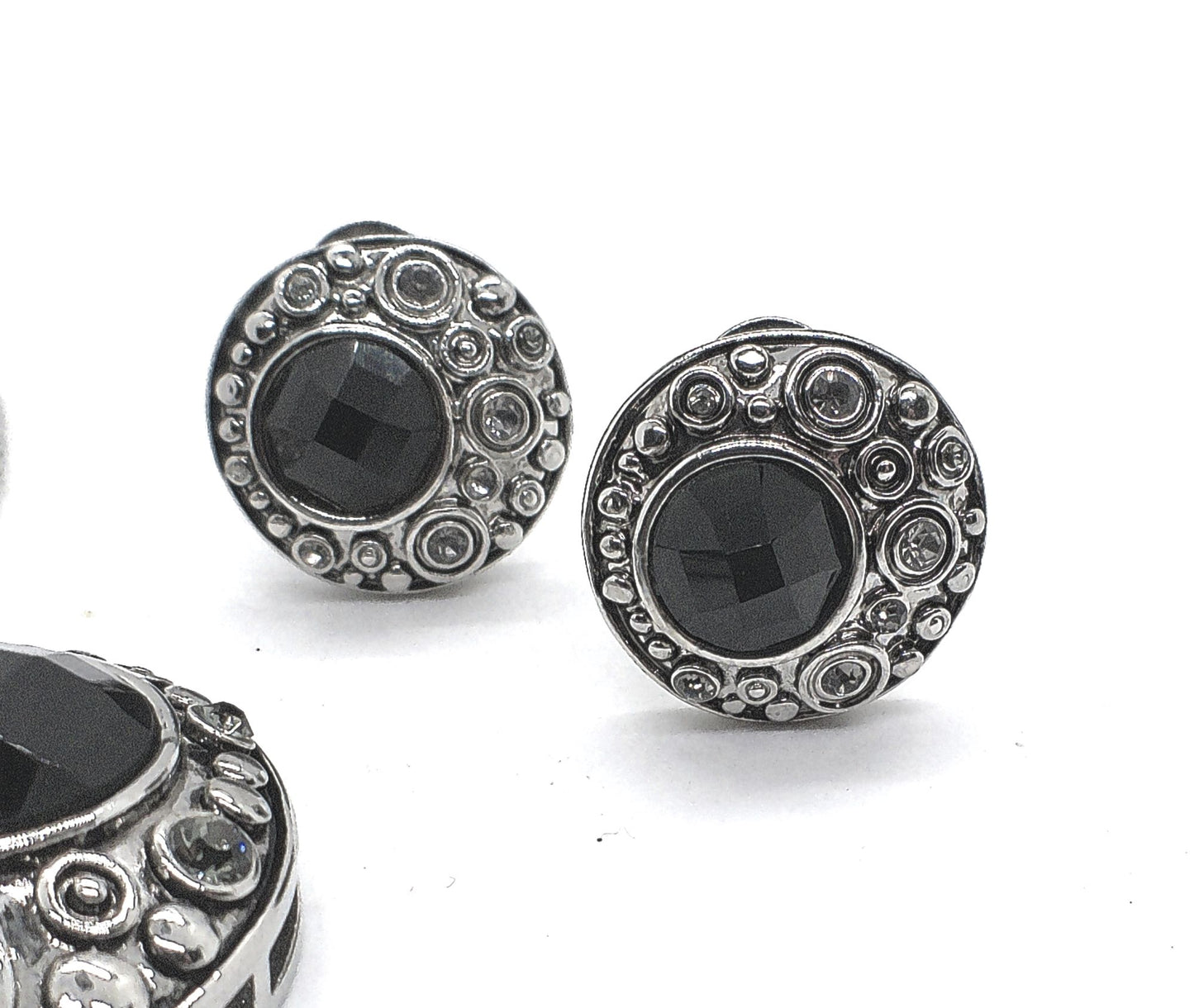 https://www.artistryjewelry.net/products/elegant-black-and-silver-necklace-set