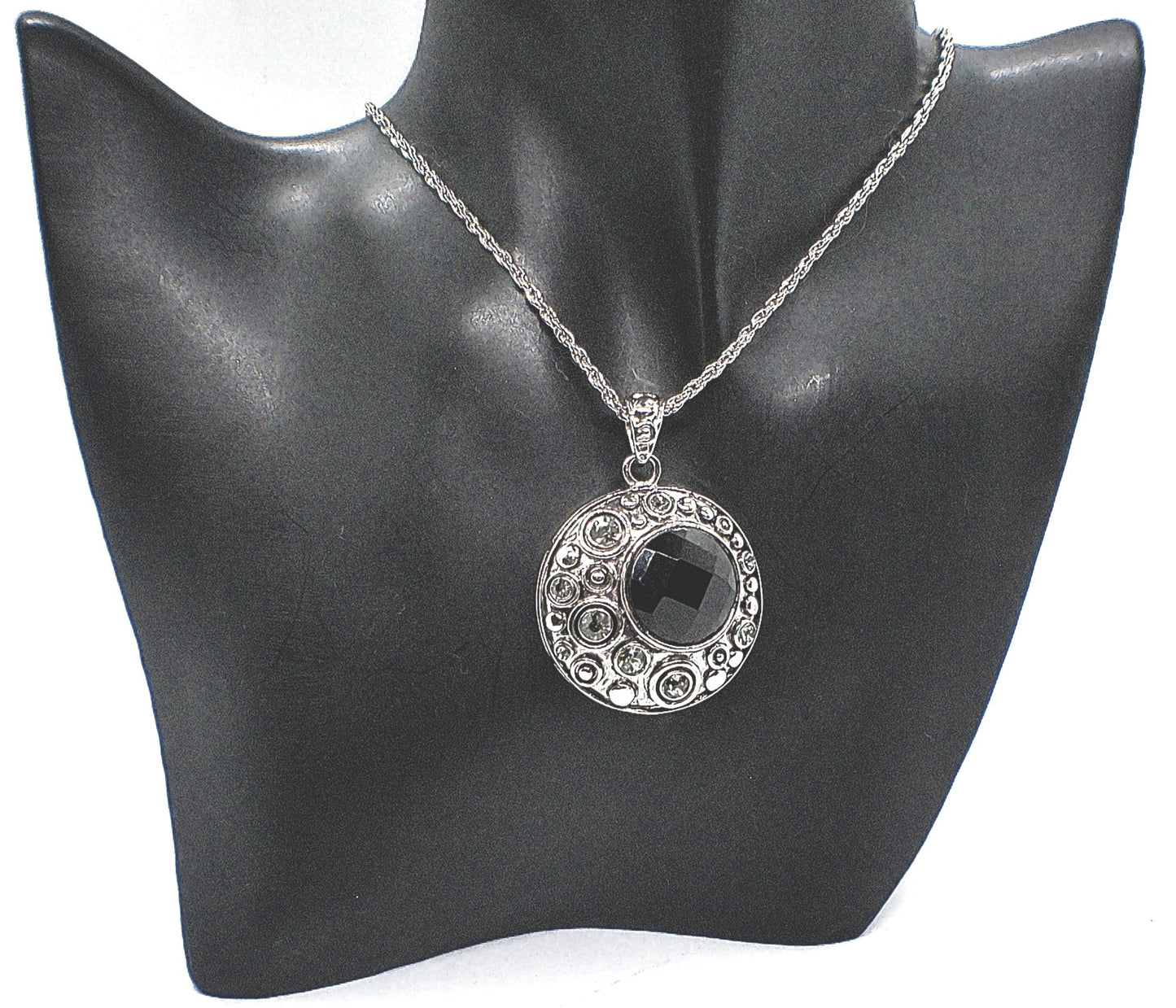 https://www.artistryjewelry.net/products/elegant-black-and-silver-necklace-set