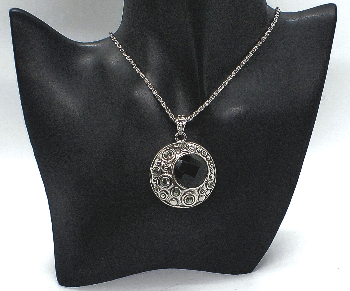 https://www.artistryjewelry.net/products/elegant-black-and-silver-necklace-set