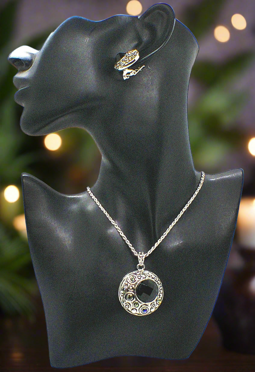 https://www.artistryjewelry.net/products/elegant-black-and-silver-necklace-set