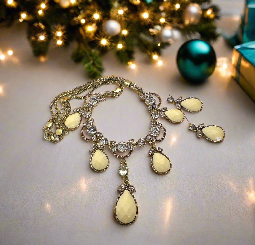 Stunning Teardrop Necklace Set