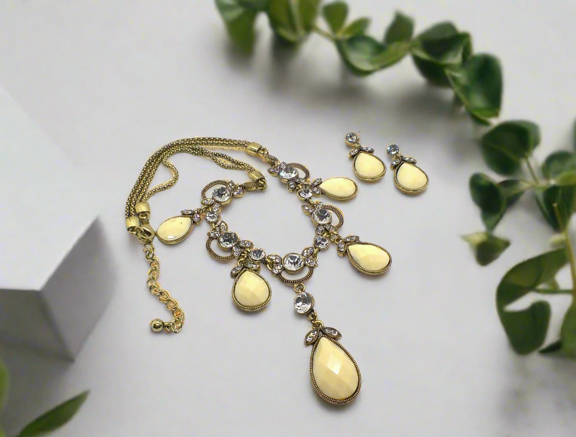 Stunning Teardrop Necklace Set