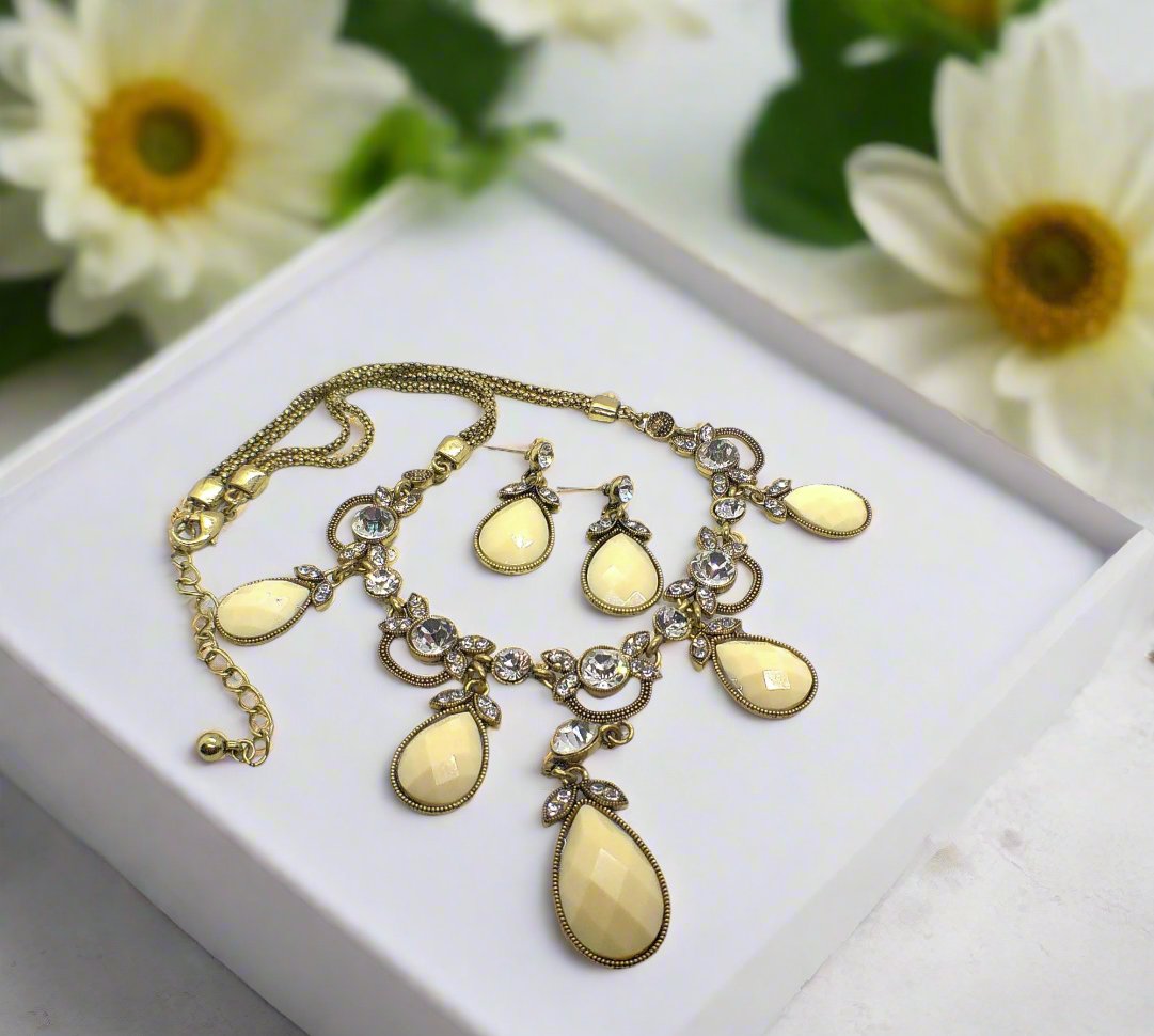 Stunning Teardrop Necklace Set