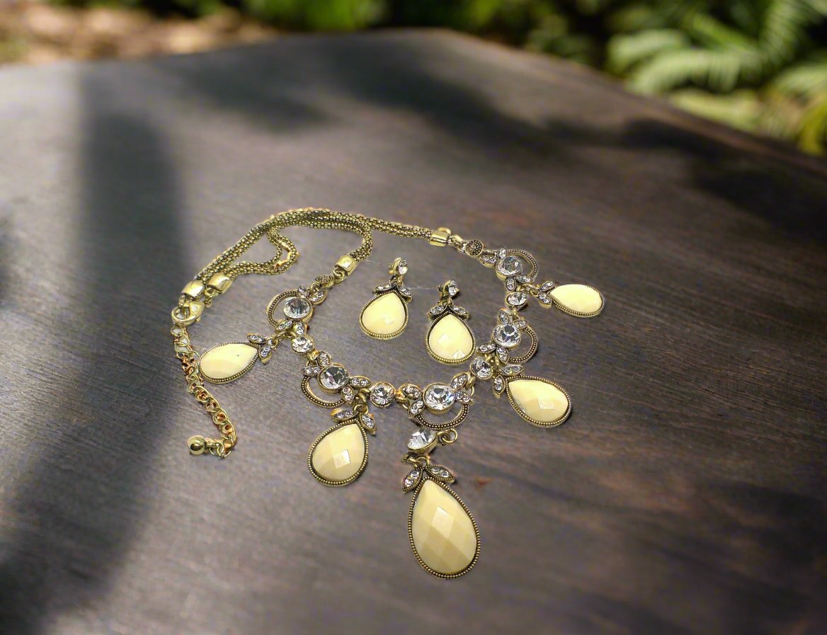 Stunning Teardrop Necklace Set