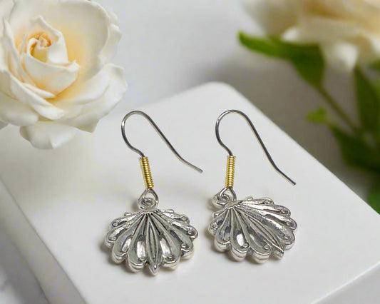 https://www.artistryjewelry.net/products/attractrive-shell-drop-earrings