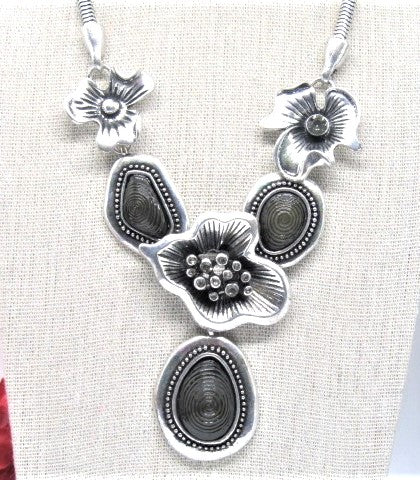 Breath Taking Black and Silver Flower Necklace Set