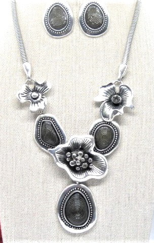 Breath Taking Black and Silver Flower Necklace Set