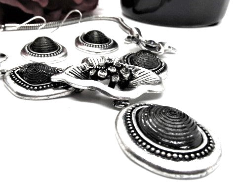 Breath Taking Black and Silver Flower Necklace Set