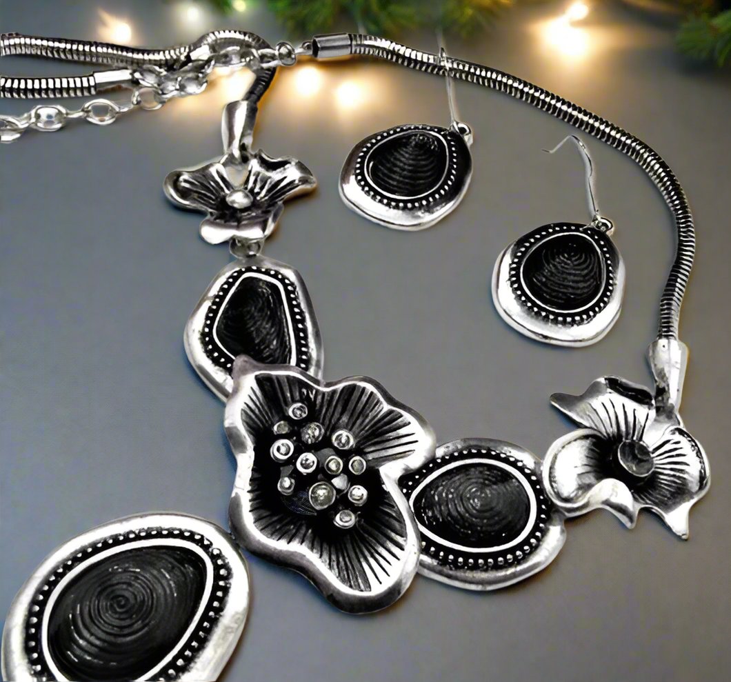 Breath Taking Black and Silver Flower Necklace Set