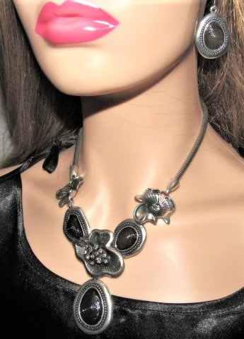 Breath Taking Black and Silver Flower Necklace Set