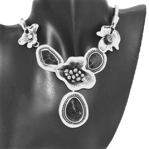 Breath Taking Black and Silver Flower Necklace Set