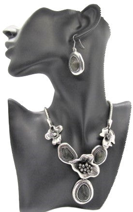 Breath Taking Black and Silver Flower Necklace Set