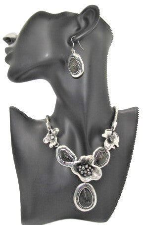 Breath Taking Black and Silver Flower Necklace Set