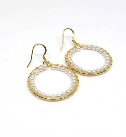 https://www.artistryjewelry.net/products/lovely-pearl-hoops-earrings