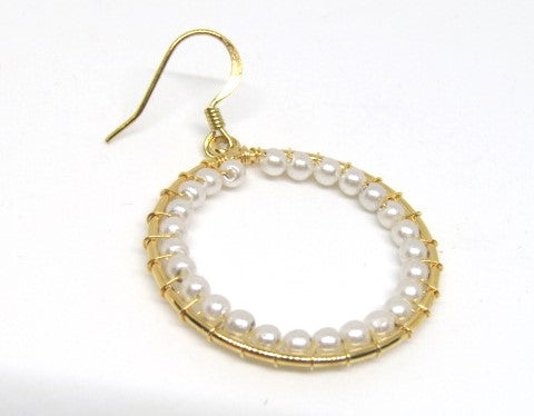 https://www.artistryjewelry.net/products/lovely-pearl-hoops-earrings