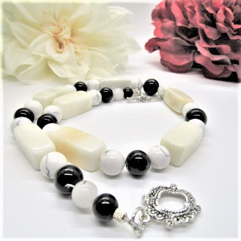 Lovely Shades of Black and White A Necklace