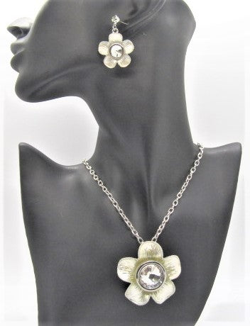 Lovely Yellow Flower Necklace Set